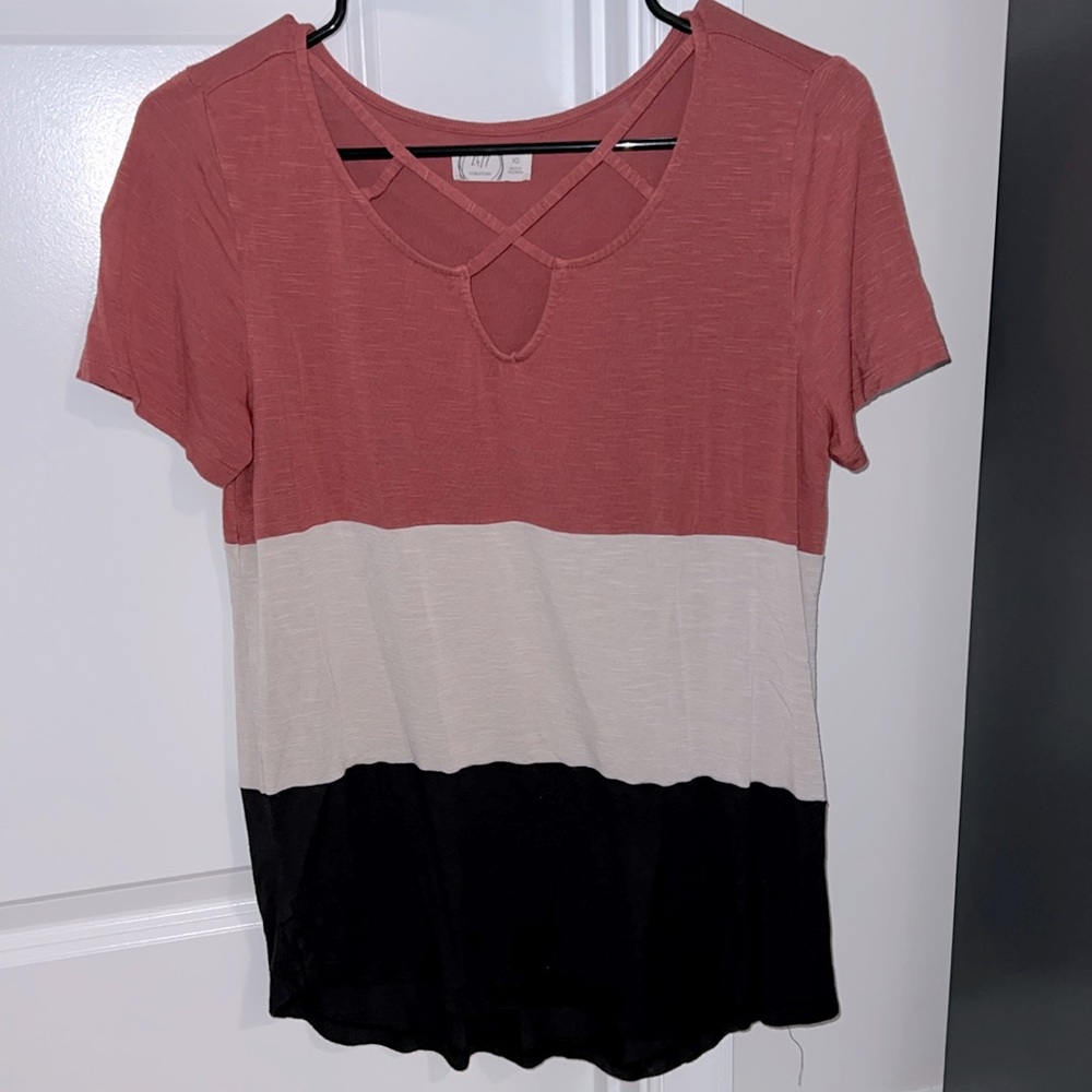 Criss cross detail in the front. Color blocking tshirt